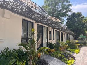 a building with a bunch of plants in front of it at Hotel Boutique Casa Ceibas in Cuautla Morelos