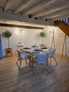 a dining room with a table and chairs at L'Écrin Historique - Duplex - Vieux Chaumont in Chaumont