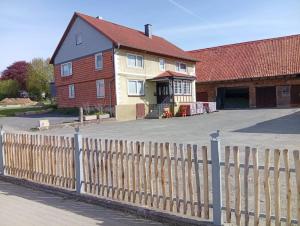 a house with a wooden fence in front of it at Monteurzimmer 1 Brinckmann in Einbeck