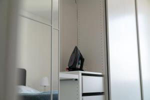 a television sitting on a shelf in front of a mirror at Interior Apartments - Service Apartments in Bahnhofsnähe und UNESCO-Bergpark mit Parkplatzmöglichkeit, EBK, kinderfreundlich, Familienzimmer in Kassel
