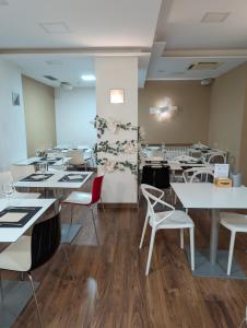 a dining room with white tables and chairs at Hotel Trefacio in Zamora