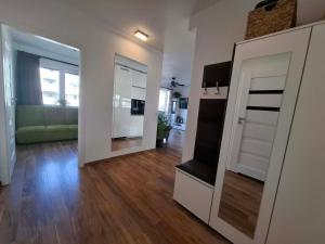 a living room with a green couch in a room at Apartament Rekiny na Wakacjach - Aquapark Reda 200m - Prywatny Parking in Reda