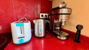 a counter with a coffeemaker and a coffee maker at Exception Ski Émerveillement in Pas de la Casa