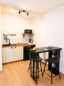 a kitchen with a table and chairs in a room at Nuara Urban Loft in Novara