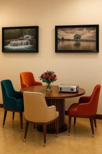 ein Esszimmer mit einem Tisch und Stühlen und einem Tisch sidx sidx sidx in der Unterkunft Zenith House in Ibadan