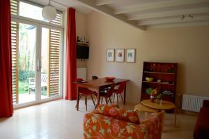 a living room with a table and a couch and a table at Lelymare Logies in Lelystad