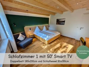 a small bedroom with a bed and a couch at Gästehaus Philipp im Herzen des Fichtelgebirges - 5 Ferienwohnungen, großes Grundstück, Wald und Wiese, Wohnung mit privater Sauna, kostenfreie Parkplätze, WLAN in Mehlmeisel