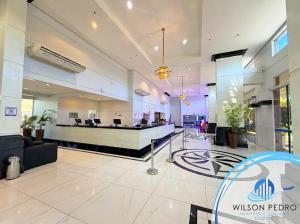 a lobby with a reception desk in a building at Piazza diRoma - Acqua Park e Splash in Caldas Novas