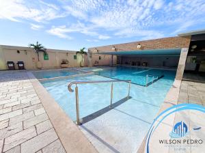 a large swimming pool at a hotel at Piazza diRoma - Acqua Park e Splash in Caldas Novas