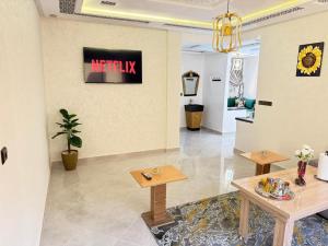 a lobby with a table and a sign that reads sqor at Spacious and Comfortable Apartment in Beni Mellal