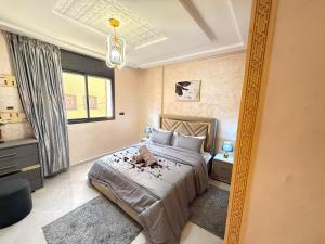 a bedroom with a bed and a large mirror at Spacious and Comfortable Apartment in Beni Mellal