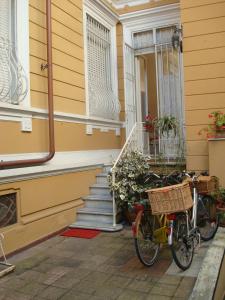 ein paar Fahrräder, die vor einem Haus geparkt sind in der Unterkunft Villino Caproni in Viareggio