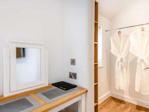 a dressing room with a mirror and a dressing table at 2 Bed in Weymouth oc-75200 in Weymouth +18 photos