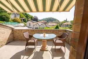 a patio with a table and chairs on a balcony at VillaCuore in Tavernerio