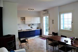 a kitchen and dining room with a table and blue cabinets at Cielo in Lygia