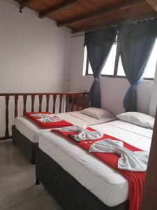two beds sitting next to each other in a room at Alojamiento donde Nur in Filandia