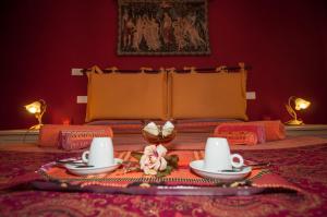 ローマにあるPasseggiate Romane B&Bのテーブル(2杯付)と食料品のトレイが備わる部屋