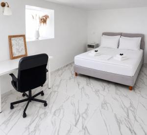 un dormitorio con una cama, un escritorio y una silla en Dear John, en Hydra
