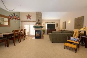 ein Wohnzimmer mit Sofa und Kamin in der Unterkunft Waterside West E206 in Fraser