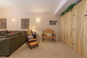 ein Wohnzimmer mit einer Couch und zwei Sesseln in der Unterkunft Waterside West E206 in Fraser