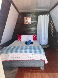 a bedroom with a bed with red and blue pillows at Zulu beach in Cartagena de Indias