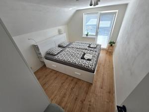 a bedroom with a bed in a room with a window at Dom pri jazere Nitrianske Rudno in Kostolná Ves