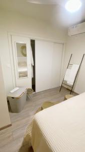 a bedroom with a bed and a tub and a mirror at La loge in Marigot