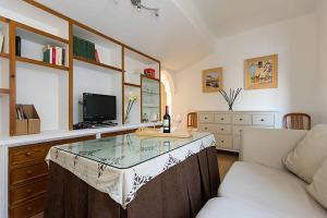ein Wohnzimmer mit einem Tisch und einem Sofa in der Unterkunft Apartamento San Clemente in Sevilla
