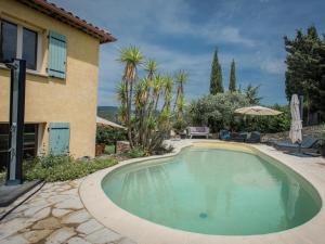 a swimming pool in front of a house at Belle vue in Flayosc
