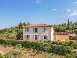 an image of a villa with a garden at Belle vue in Flayosc