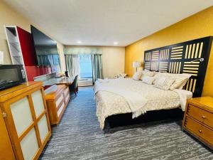 a hotel room with a bed and a television at Hotel M Mount Pocono in Mount Pocono