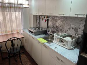 a kitchen with a sink and a counter top at Suite Acogedora Centro de Tulcán in Tulcán +4 photos