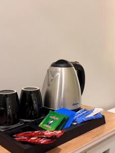 a tea kettle sitting on top of a table at وسط المدينة للشقق السكنيه in Medina