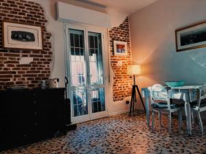 a dining room with a table and a window at Bed and Break fast JIREH in Casalecchio di Reno