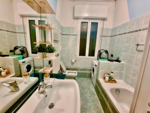 a bathroom with two sinks and a bath tub at Bed and Break fast JIREH in Casalecchio di Reno