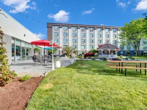 a hotel exterior with a lawn in front of a building at Holiday Inn - Piscataway - Somerset by IHG in Piscataway