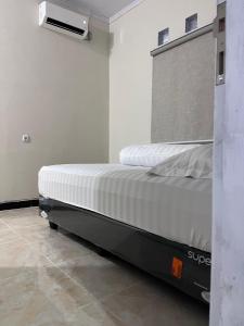 a bedroom with two beds in a room at Homestay Whale Shark in Pohe