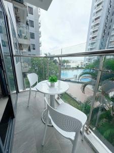 a white table and chairs on a balcony with a view at Hiền Apartment in Thôn Văn Dương