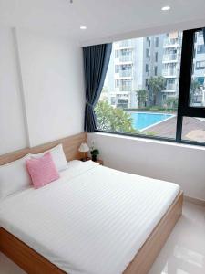 a bedroom with a bed and a window with a pool at Hiền Apartment in Thôn Văn Dương +55 photos