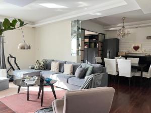 a living room with a couch and a table at Yuexi, Nordic style, Shanghai Railway Station, Changshou Road subway, cooking, big bathtub, family outing, Disney, the Bund, Nanjing Road Walkway, Hongshoufang in Shanghai