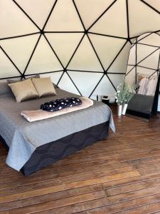 a bedroom with a bed in a tent at Glamping oriente antioqueño in San Vicente
