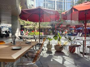 a group of tables and chairs with red umbrellas at Yuexi, Nordic style, Shanghai Railway Station, Changshou Road subway, cooking, big bathtub, family outing, Disney, the Bund, Nanjing Road Walkway, Hongshoufang in Shanghai