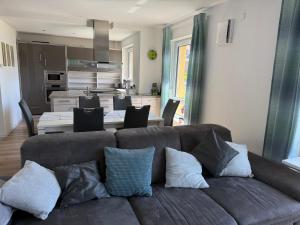 a living room with a couch and a kitchen at Kornspeicher in Nörten-Hardenberg