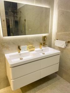 a bathroom with a white sink and a mirror at Mansionality Group in Tlalpujahua de Rayón +1 photo