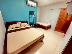 a bedroom with a bed and a bench in it at Hotel Zabdy in Liberia