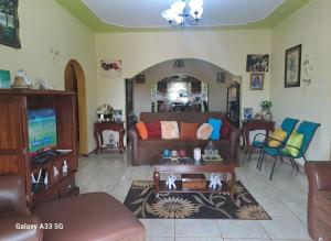 a living room with a couch and a tv at Berlin Ridge in Berlin