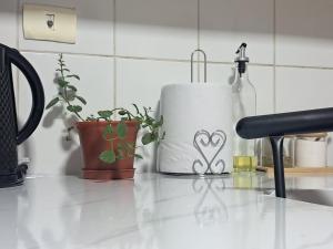 a container with a heart on it sitting on a kitchen counter at Moderno Depto 1D con Estacionamiento Gratis Ideal Trabajo in Antofagasta