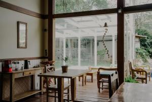 a kitchen and dining room with a table and chairs at Villa Don in Petrópolis