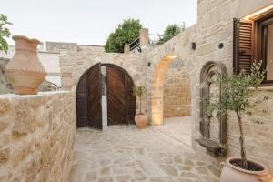 a entrance to a stone building with a wooden door at Casa Daria in Topólia
