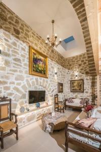 a living room with a stone wall at Casa Daria in Topólia